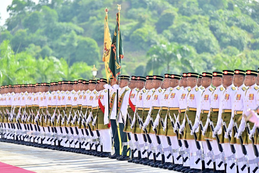 Xi Jinping arriva alla piazza del Palazzo Nazionale della Malesia per cerimonia di benvenuto​​ in suo onore
