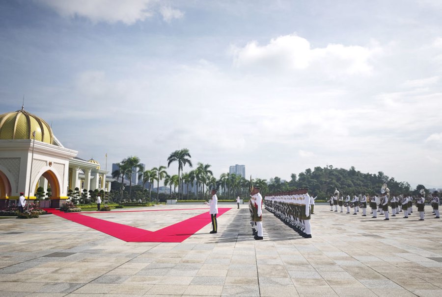 Xi Jinping arriva alla piazza del Palazzo Nazionale della Malesia per cerimonia di benvenuto​​ in suo onore