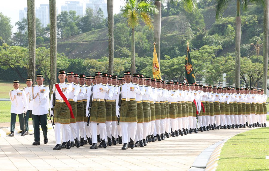 Xi Jinping arriva alla piazza del Palazzo Nazionale della Malesia per cerimonia di benvenuto​​ in suo onore