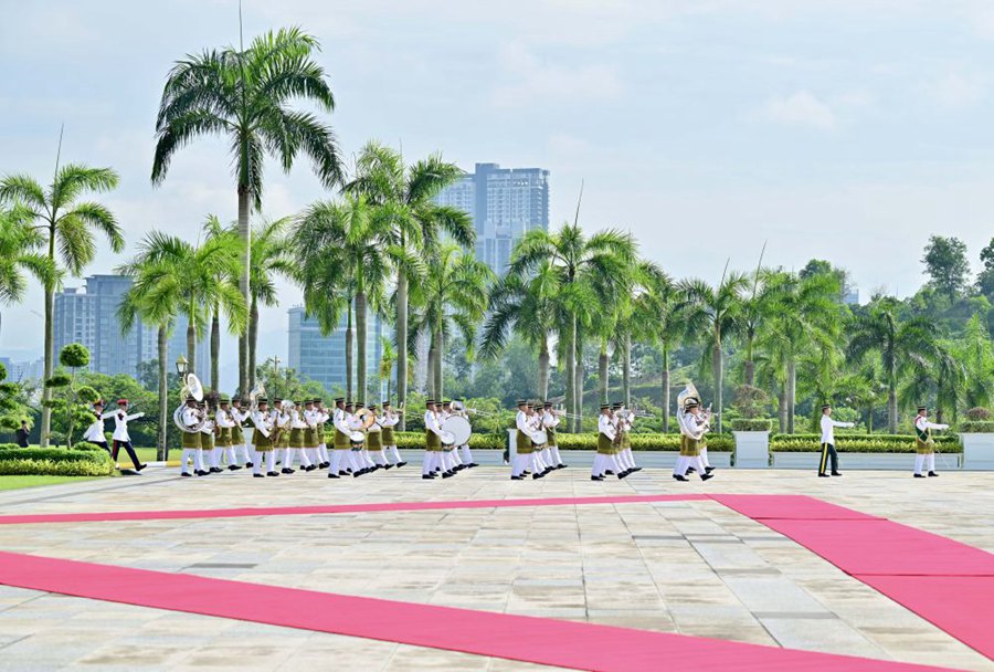 Xi Jinping arriva alla piazza del Palazzo Nazionale della Malesia per cerimonia di benvenuto​​ in suo onore