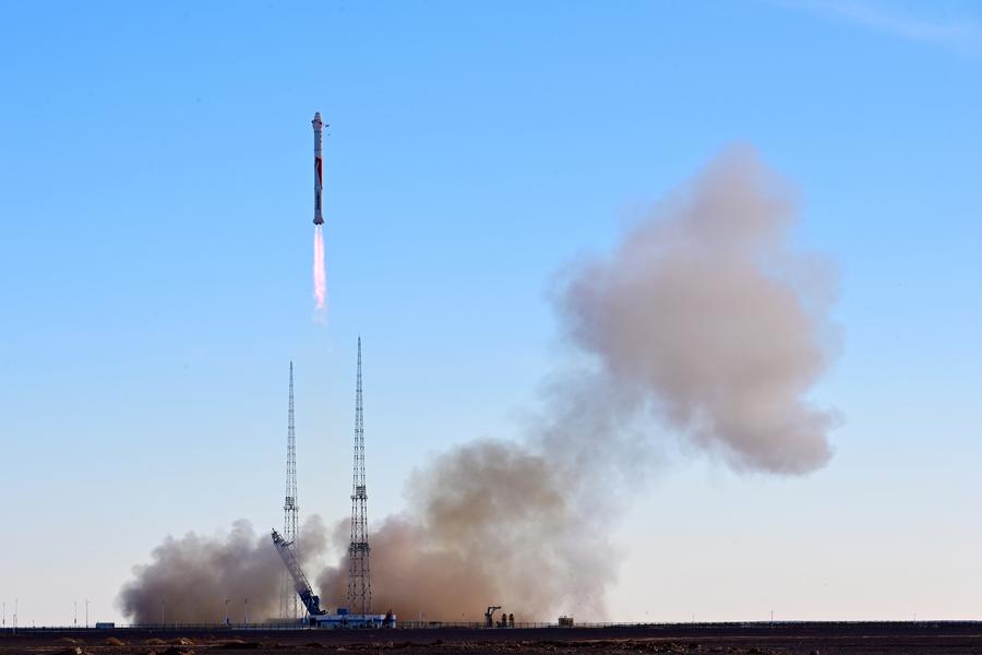 Un razzo vettore ZQ 2E-Y1 modificato con a bordo due satelliti di prova decolla da una zona pilota per l'innovazione spaziale commerciale nella Cina nord-occidentale. (27 novembre 2024 - Xinhua/Wang Jiangbo)