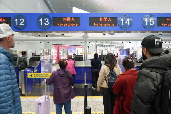 L'aeroporto internazionale Baiyun di Guangzhou ha gestito circa 140.000 passeggeri in arrivo e in partenza nei primi tre giorni del periodo di punta della Festa di Primavera. (China Daily) 