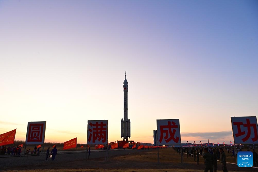 La combinazione della navicella spaziale con equipaggio Shenzhou-20 e di un razzo vettore Long March-2F viene trasferita nell'area di lancio. (16 aprile 2025 - Xinhua/Wang Jiangbo)