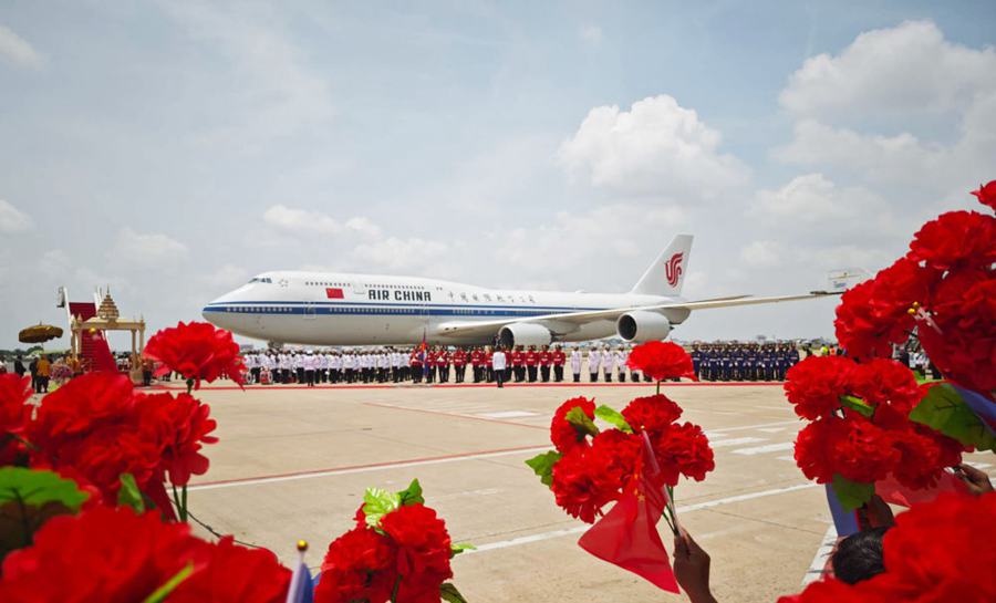 Xi Jinping arriva a Phnom Penh per la visita di Stato in Cambogia