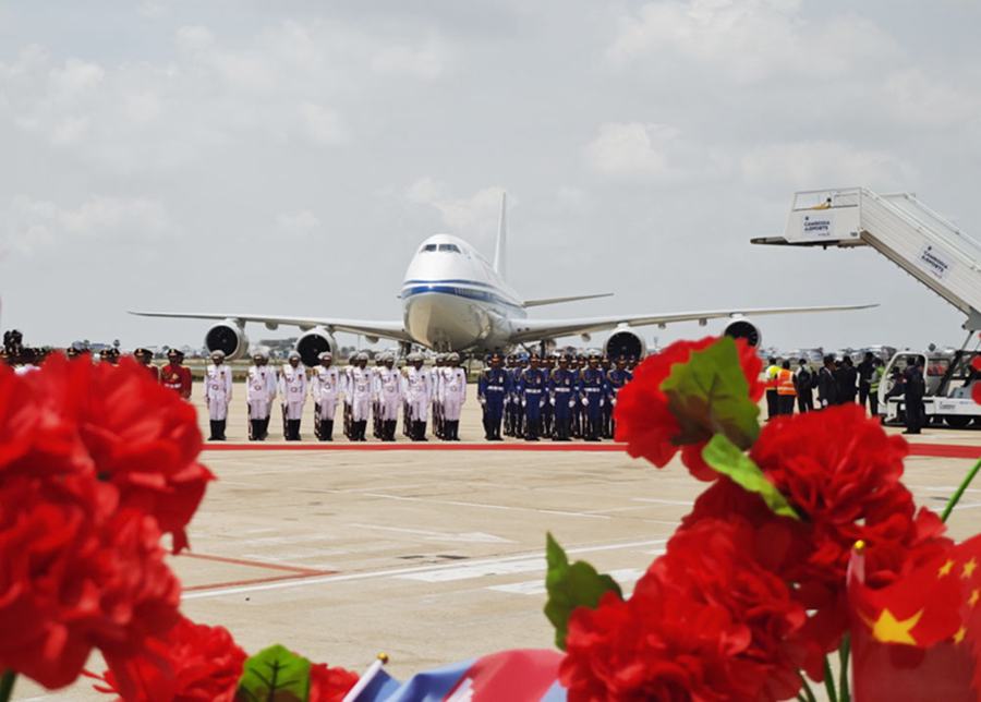 Xi Jinping arriva a Phnom Penh per la visita di Stato in Cambogia