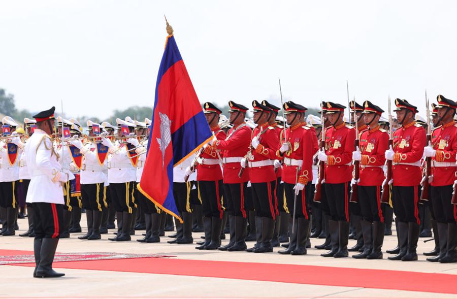 Xi Jinping arriva a Phnom Penh per la visita di Stato in Cambogia