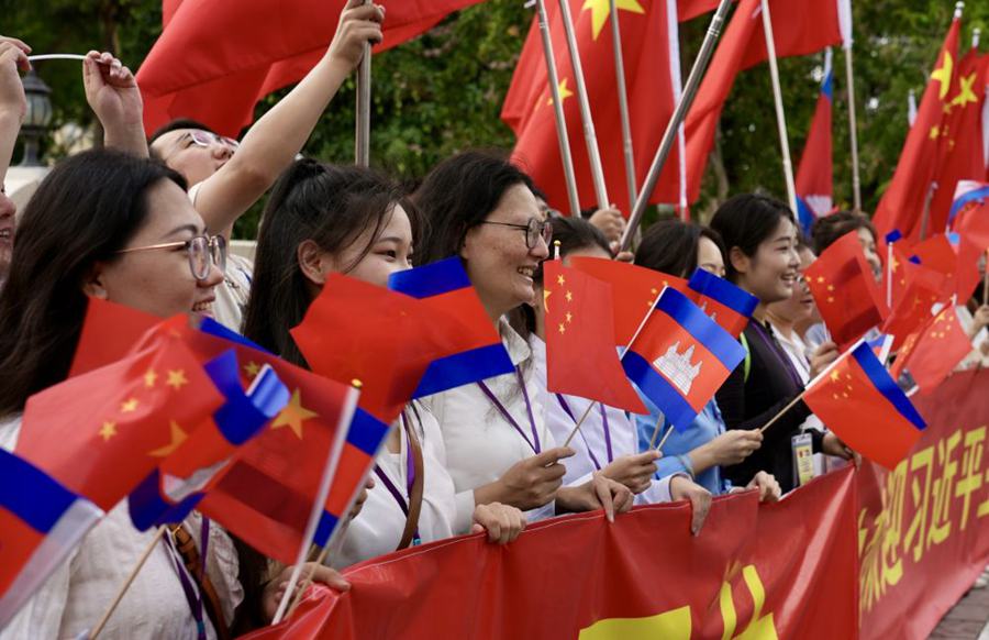 Xi Jinping arriva a Phnom Penh per la visita di Stato in Cambogia
