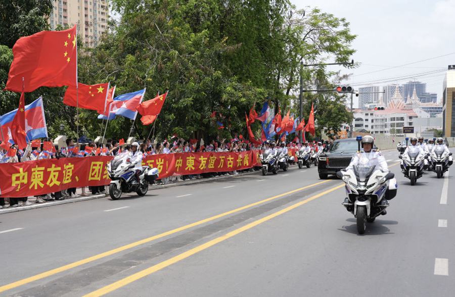 Xi Jinping arriva a Phnom Penh per la visita di Stato in Cambogia
