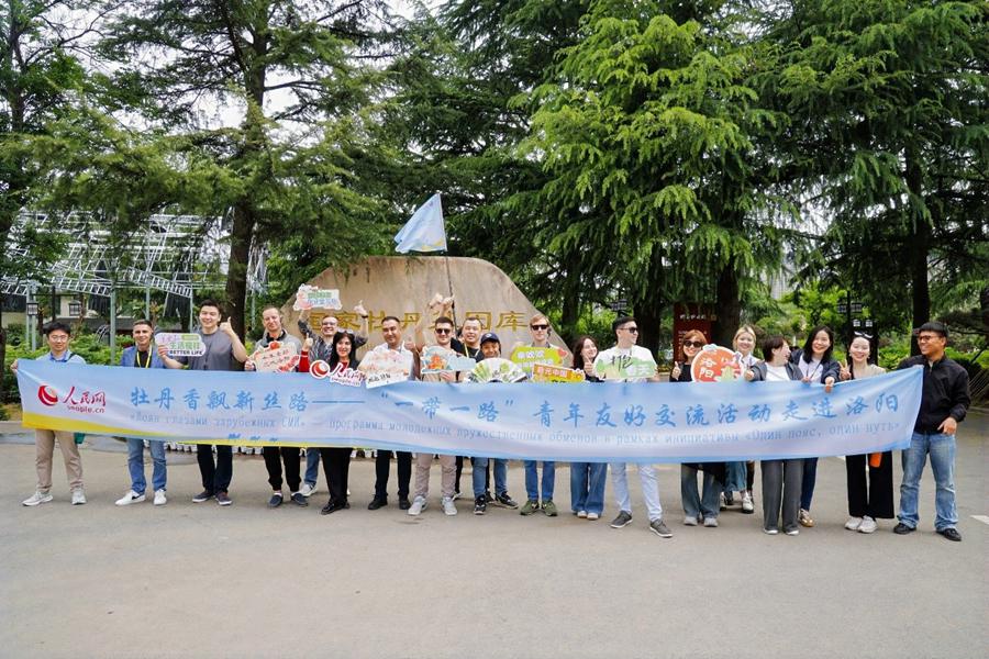 Giovani giornalisti stranieri visitano il Giardino Nazionale delle Peonie di Luoyang