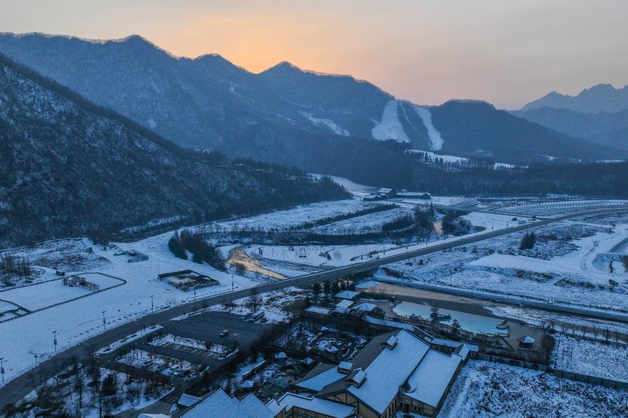 Hotel termale e stazione sciistica a Benxi, nella provincia del Liaoning, nella Cina nordorientale. (10 dicembre 2024 - Xinhua/Pan Yulong)