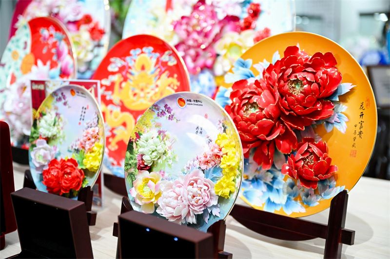 Giornalisti eurasiatici sperimentano il fascino unico delle peonie di porcellana di Luoyang