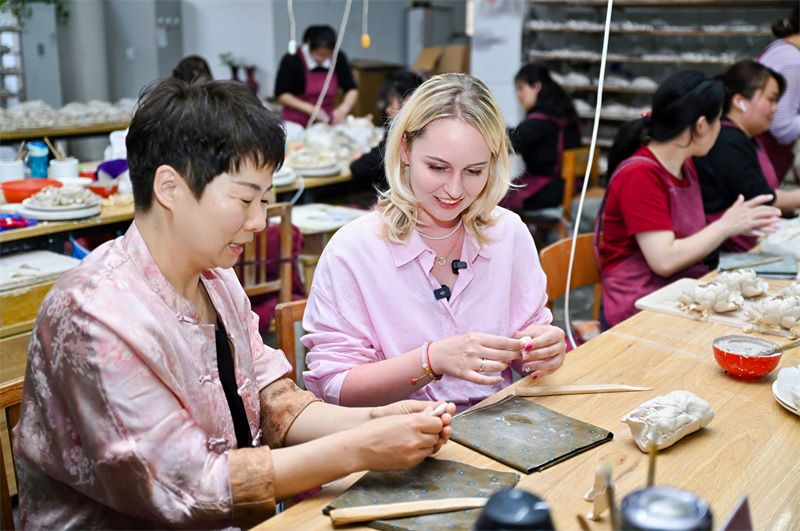 Giornalisti eurasiatici sperimentano il fascino unico delle peonie di porcellana di Luoyang