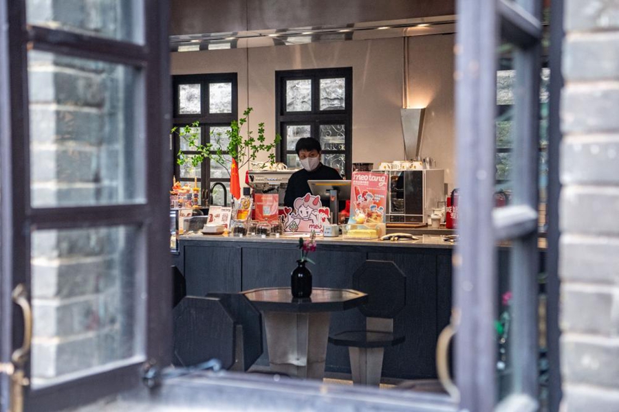 Caffetteria nel distretto Yuzhong di Chongqing. (6 ottobre 2022 - Xinhua/Tang Yi)