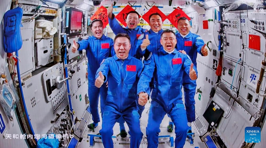 Fermo immagine, scattato presso il Centro di Controllo Aerospaziale di Beijing mostra una foto di gruppo dell'equipaggio delle navicelle spaziali Shenzhou-19 e Shenzhou-20. (25 aprile 2025 - Xinhua/Jin Liwang)