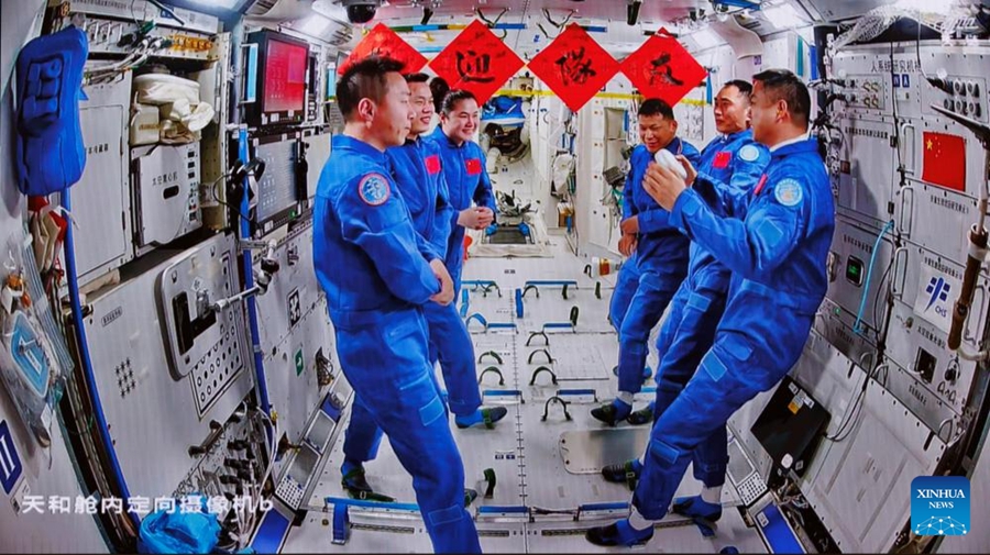 Gli astronauti della Shenzhou-20 entrano nella stazione spaziale