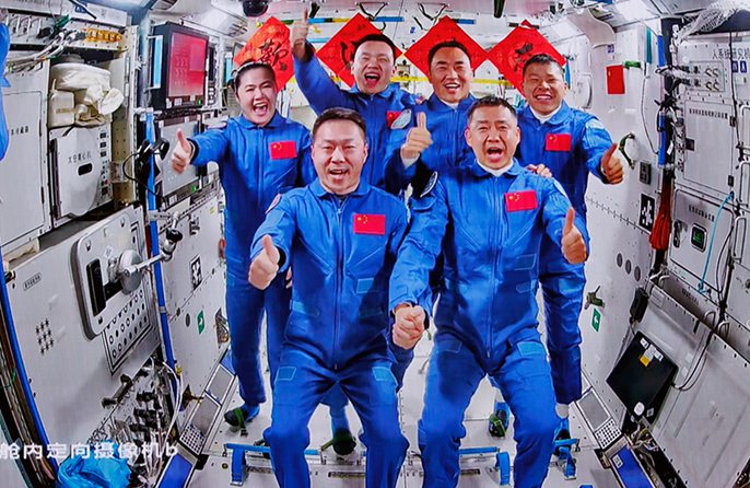 Gli astronauti della Shenzhou-20 entrano nella stazione spaziale