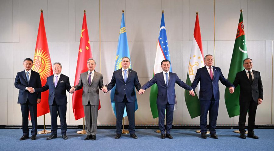Wang Yi posa per una foto di gruppo durante il sesto incontro dei Ministri degli Esteri Cina-Asia Centrale tenutosi ad Almaty, Kazakistan. (26 aprile 2025 - Xinhua/Li Renzi)