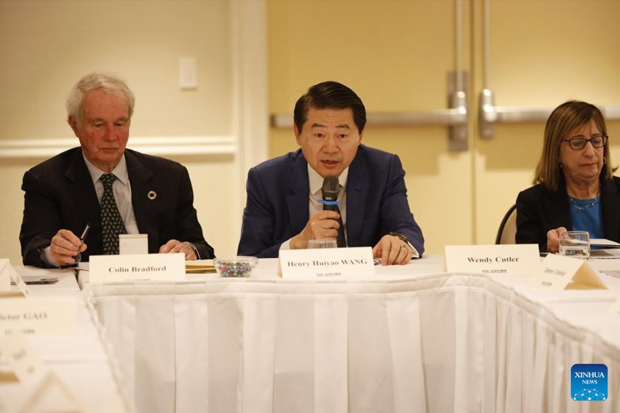 Wang Huiyao, fondatore e presidente del Center for China and Globalization (CCG), interviene durante una sessione di discussione a Washington D.C., Stati Uniti. (25 aprile 2025 - Xinhua/Xie E)