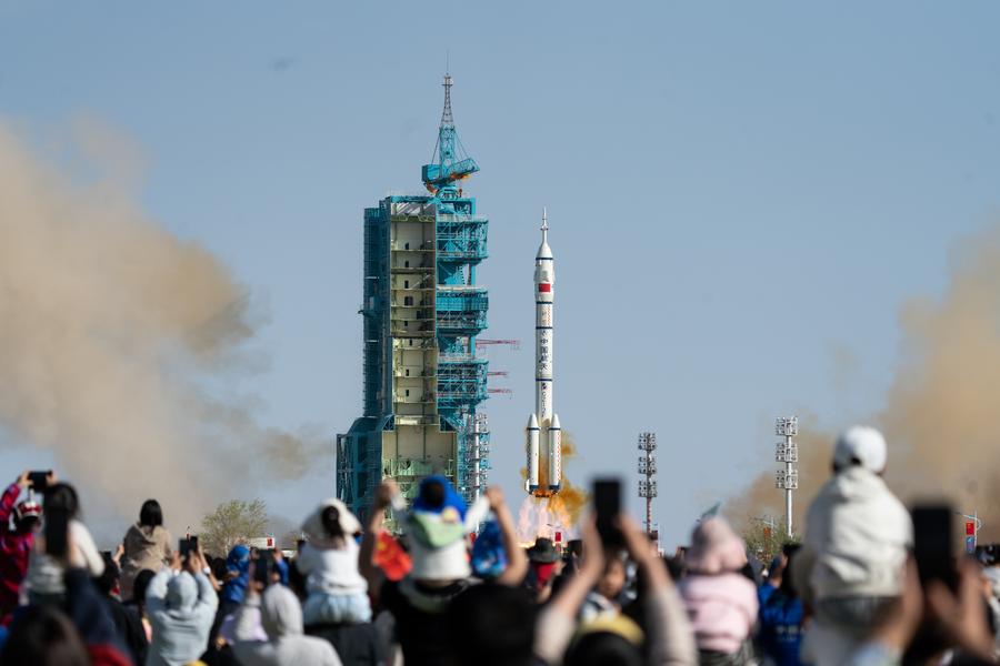 La navicella spaziale con equipaggio Shenzhou-20, a bordo di un razzo vettore Long March-2F, decolla dal centro di lancio satellitare di Jiuquan, nella Cina nord-occidentale. (24 aprile 2025 - Xinhua/Han Qiyang)