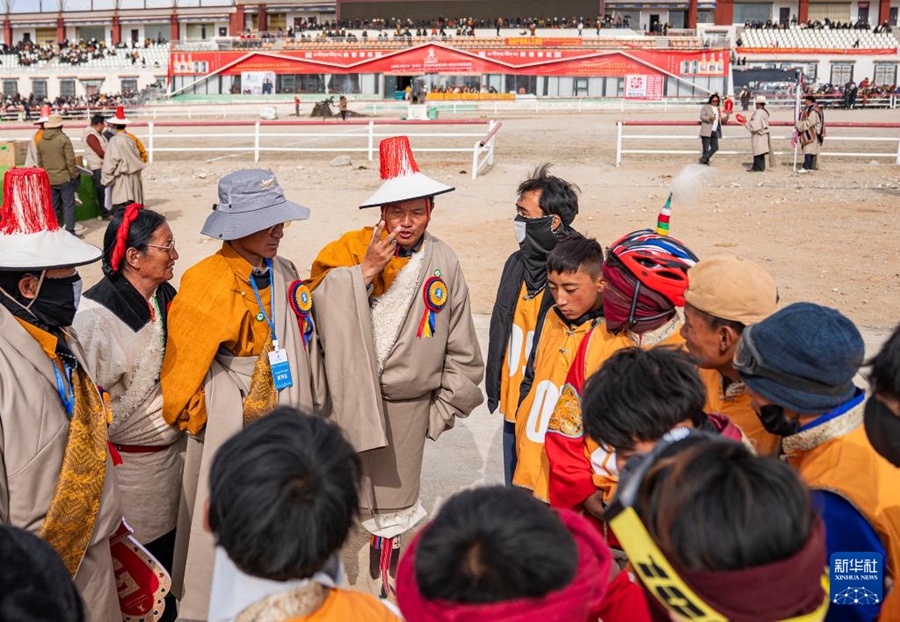 Membri dello staff informano i cavalieri sulle regole prima di una gara. (27 aprile 2025 - Xinhua/Tenzin Nyida)