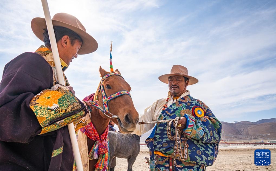 Damxung, Xizang: corse a cavallo in costume