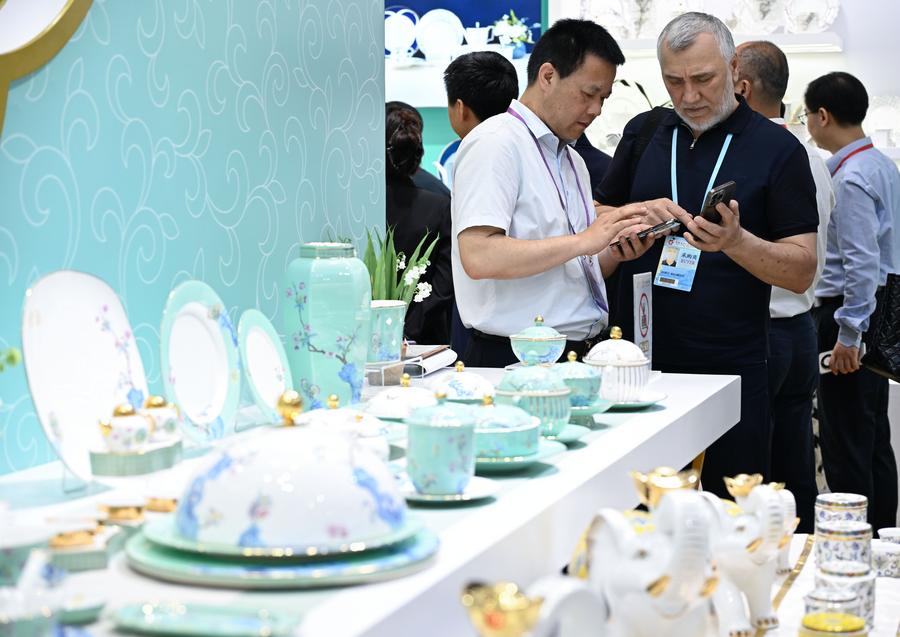 Un acquirente straniero visita un'area dedicata alla porcellana della 137a China Import and Export Fair a Guangzhou, nella provincia meridionale cinese del Guangdong. (23 aprile 2025 - Xinhua/Deng Hua)