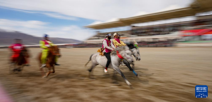 Damxung, Xizang: corse a cavallo in costume