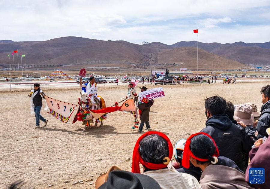 Damxung, Xizang: corse a cavallo in costume