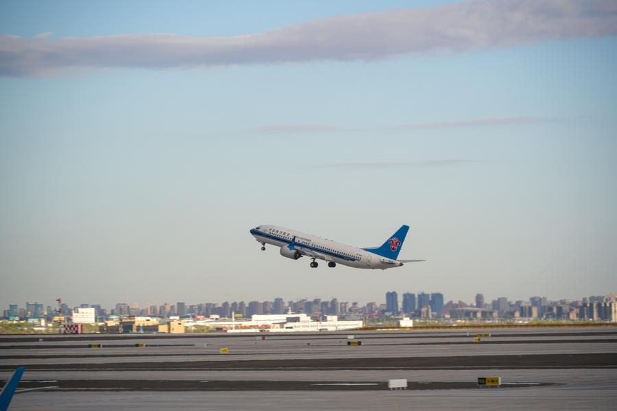 Un aereo diretto a Guangzhou, nella provincia del Guangdong, decolla dall'aeroporto internazionale Tianshan di Urumqi, nella regione autonoma uigura dello Xinjiang. (17 aprile 2025 - Xinhua/Xu Hongyan)