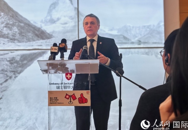 Il consigliere federale e Ministro degli Esteri svizzero Cassis presenzia alla conferenza stampa dell'Ambasciata svizzera in Cina. (24 aprile 2025 - Quotidiano del Popolo Online/Feng Yuxin)