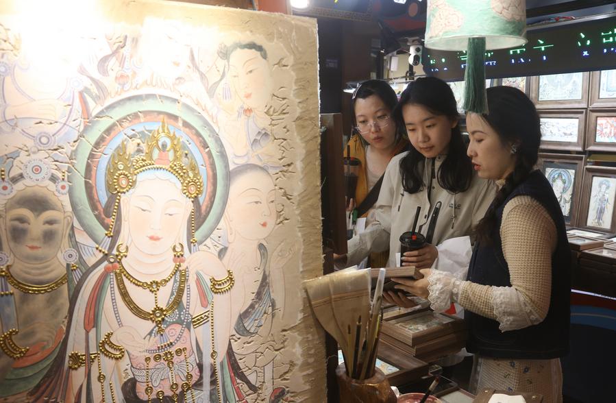 Turisti acquistano souvenir in un mercato notturno a Dunhuang, nella provincia nord-occidentale cinese del Gansu. (10 maggio 2024 - Xinhua/Zhang Xiaoliang)