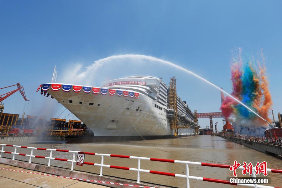 L'Adora Flora City effettua il galleggiamento in bacino (28 aprile 2025 - Chinanews/Yin Liqin)