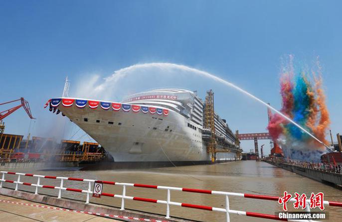 La seconda grande nave cinese da crociera l'Adora Flora City effettua il galleggiamento in bacino