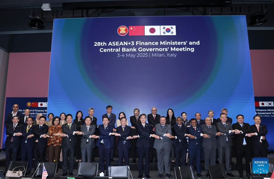 Gli ospiti posano per una foto di gruppo prima del 28° incontro annuale dei ministri delle finanze e dei governatori delle banche centrali di ASEAN, Cina, Giappone e Repubblica di Corea a Milano, Italia. (4 maggio 2025 - Xinhua/Li Jing)