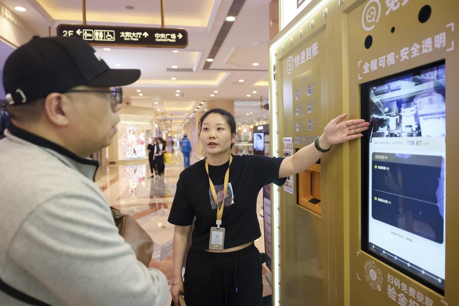 Negozio intelligente dell'oro debutta a Shanghai