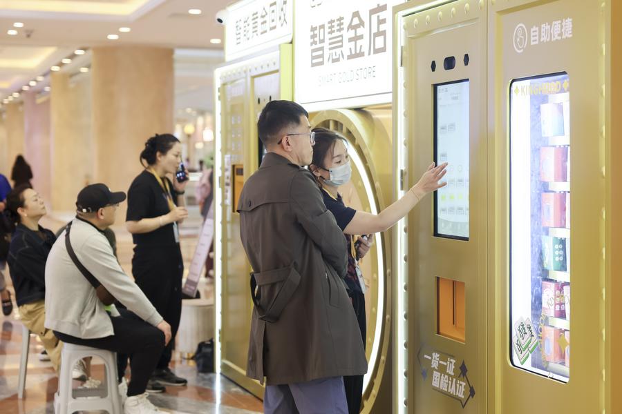 Negozio intelligente dell'oro debutta a Shanghai