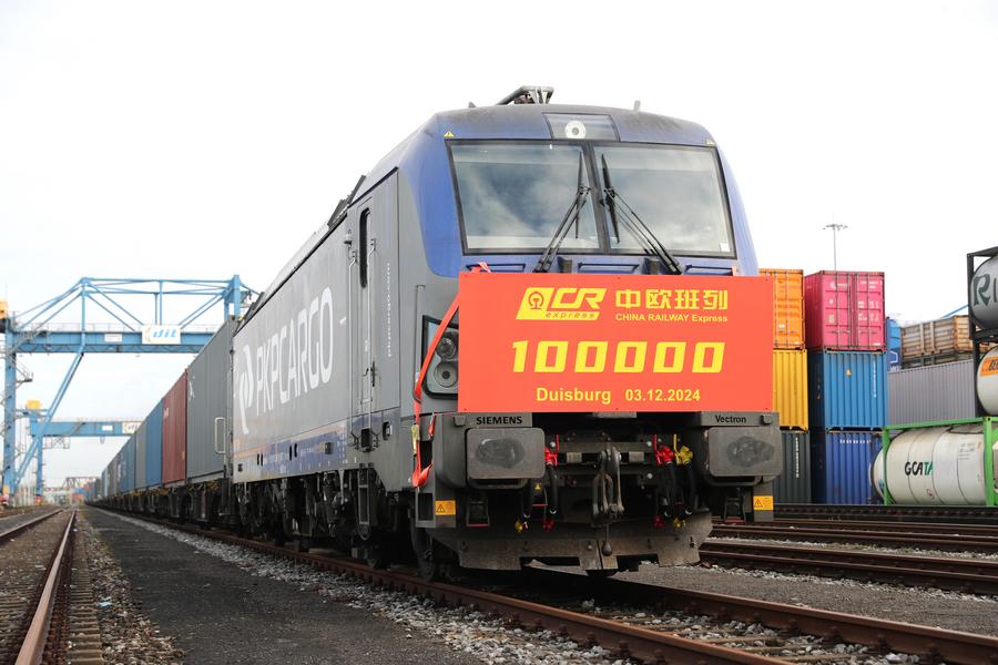 100.000° treno merci Cina-Europa al Terminal Intermodale di Duisburg (DIT), in Germania. (3 dicembre 2024 - Xinhua/Du Zheyu)