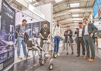 Dimostrazione di un cane robot presso l'area espositiva Yushu Technology alla Fiera industriale di Hannover in Germania. (1 aprile 2025 – Xinhua/Zhang Fan)