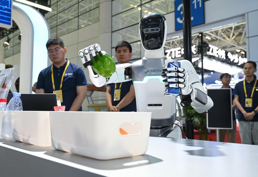 Un robot all'ottavo Digital China Summit a Fuzhou, nella provincia sudorientale cinese del Fujian. (29 aprile 2025 - Xinhua/Lin Shanchuan)