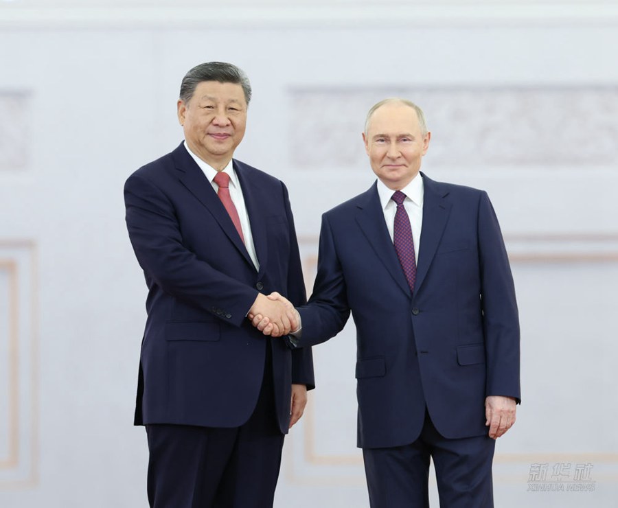 Xi Jinping presenzia alla cerimonia di benvenuto al Cremlino