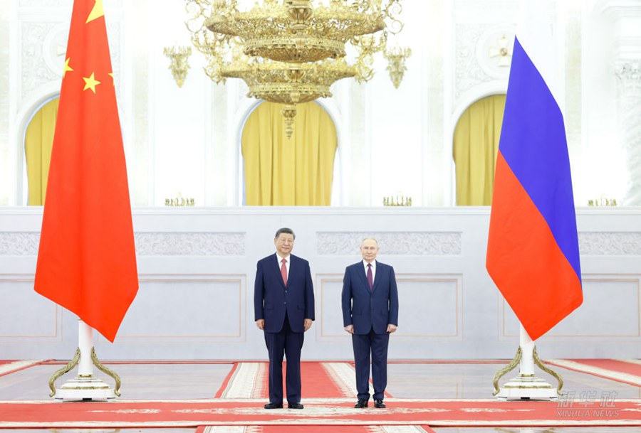 Xi Jinping presenzia alla cerimonia di benvenuto al Cremlino