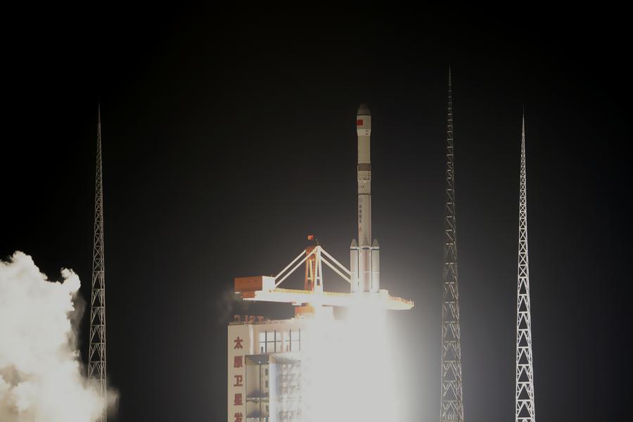 Una versione modificata del razzo Long March-6 trasportante il gruppo di satelliti Yaogan-40 02 decolla dal Taiyuan Satellite Launch Center, nella provincia settentrionale cinese dello Shanxi. (11 maggio 2025 - Xinhua/Li Chenhao)