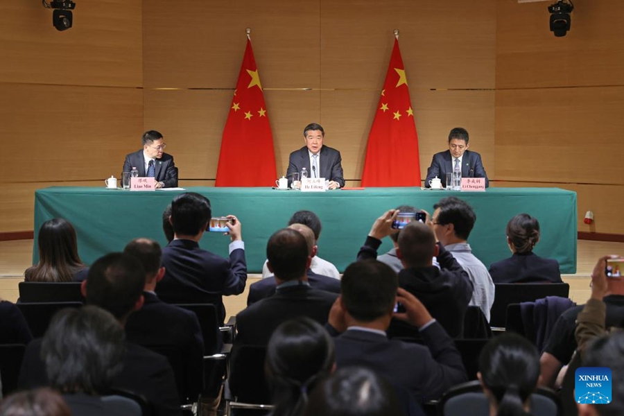 La Cina tiene una conferenza stampa a seguito dell'incontro di alto livello Cina-Stati Uniti sugli affari economici e commerciali a Ginevra, in Svizzera. (11 maggio 2025 - Xinhua/Zhao Dingzhe)