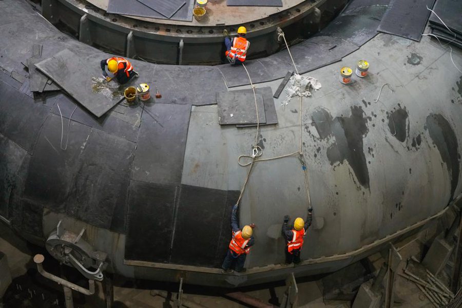 Operai al lavoro nel cantiere della centrale idroelettrica di Yebatan, nella Cina sud-occidentale. (5 novembre 2024 - Xinhua/Shen Bohan)