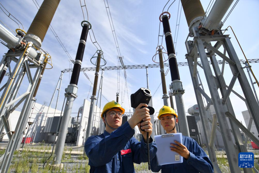 Tecnici della filiale di manutenzione della State Grid Beijing Electric Power Company controllano la temperatura delle apparecchiature di trasmissione della sottostazione da 500 chilowattora di Xinhangcheng. (10 maggio 2025 - Xinhua/Li Xin)