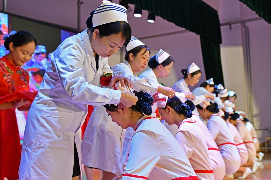 Studenti di infermieristica ricevono i berretti da infermiere durante una cerimonia presso la Yantai Nurses School of Shandong. (8 maggio 2025 - Xinhua/Sun Wentan)
