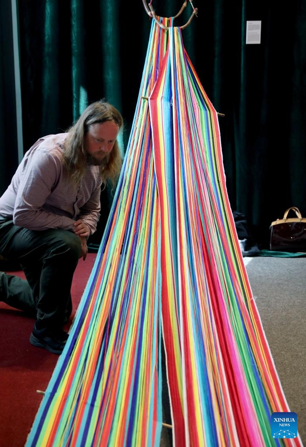 Coperta simbolo della cultura cinese, appartenente a minoranza etnica cinese, debutta alla London Craft Week
