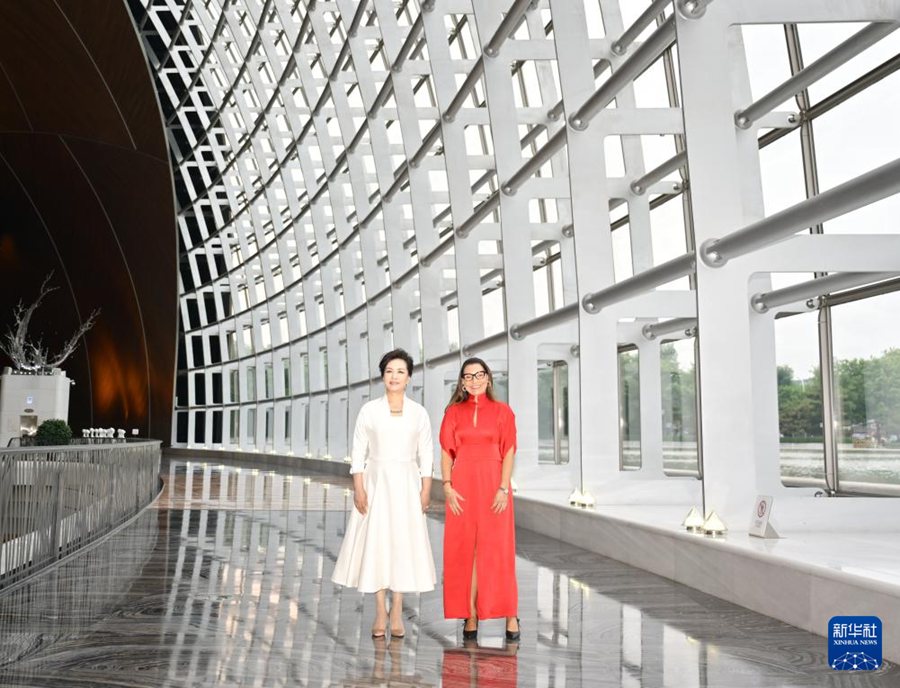 Peng Liyuan e Rosângela Lula da Silva visitano il Centro Nazionale per le Arti Performative