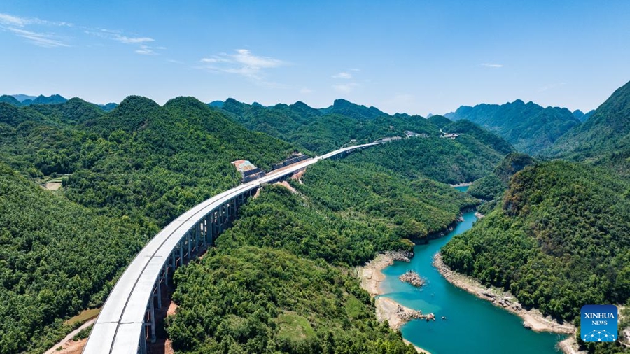 Autostrada Guiyang-Pingtang in costruzione nel Guizhou