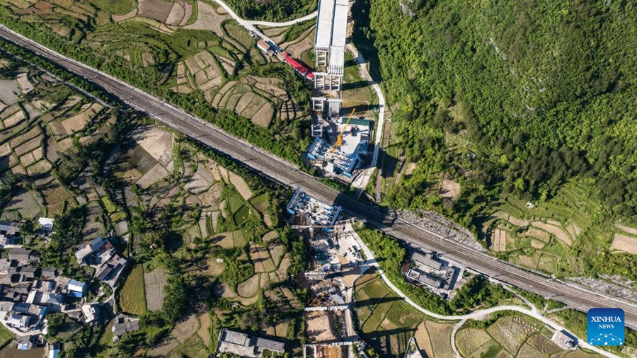 Autostrada Guiyang-Pingtang in costruzione nel Guizhou